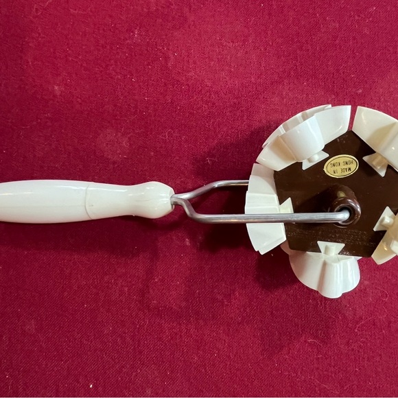 Cookie cutters 5 in one tool aluminum plastic ROLLER vintage Hong Kong 2” candy - Picture 14 of 15